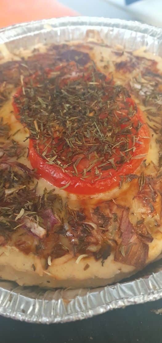 Quiche chaude oignions, tomate, thym, fromage (pas…