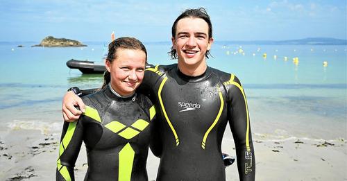À 16 ans, Jade et Rémi ont traversé la baie de Douarnenez à la nage… en moins de cinq heures !